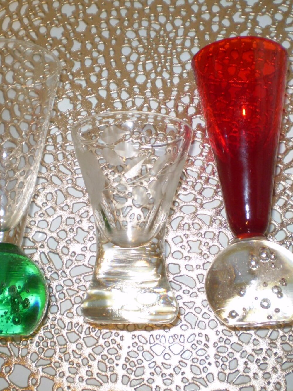 VINTAGE SET OF 3 GLASS SHOT GLASSES/2 BUBBLE/ONE ETCHED GLASS